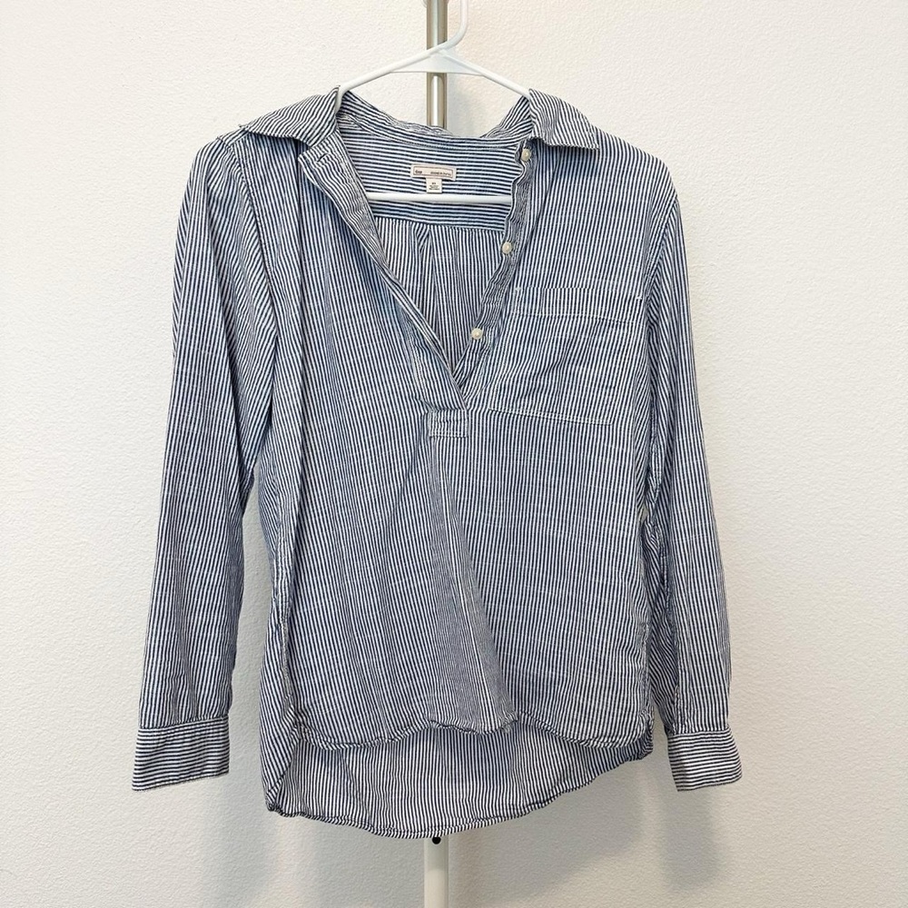 Vintage Gap White and Blue Striped Button Up Shirt with a Relaxed Fit